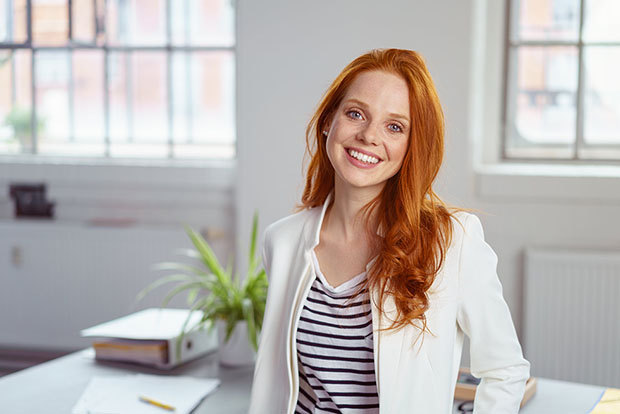 vörös hajú nő iroda mosoly fogak