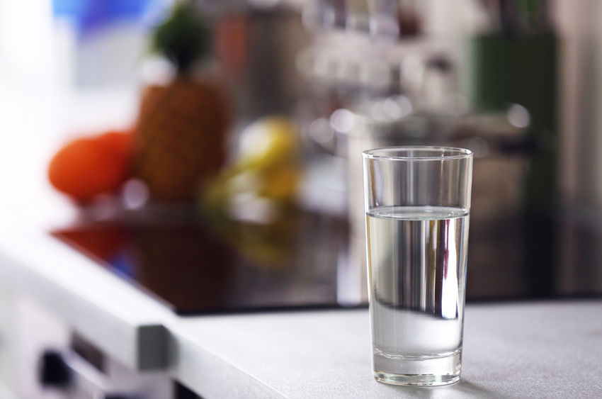 éjszaka víz az ágy mellett