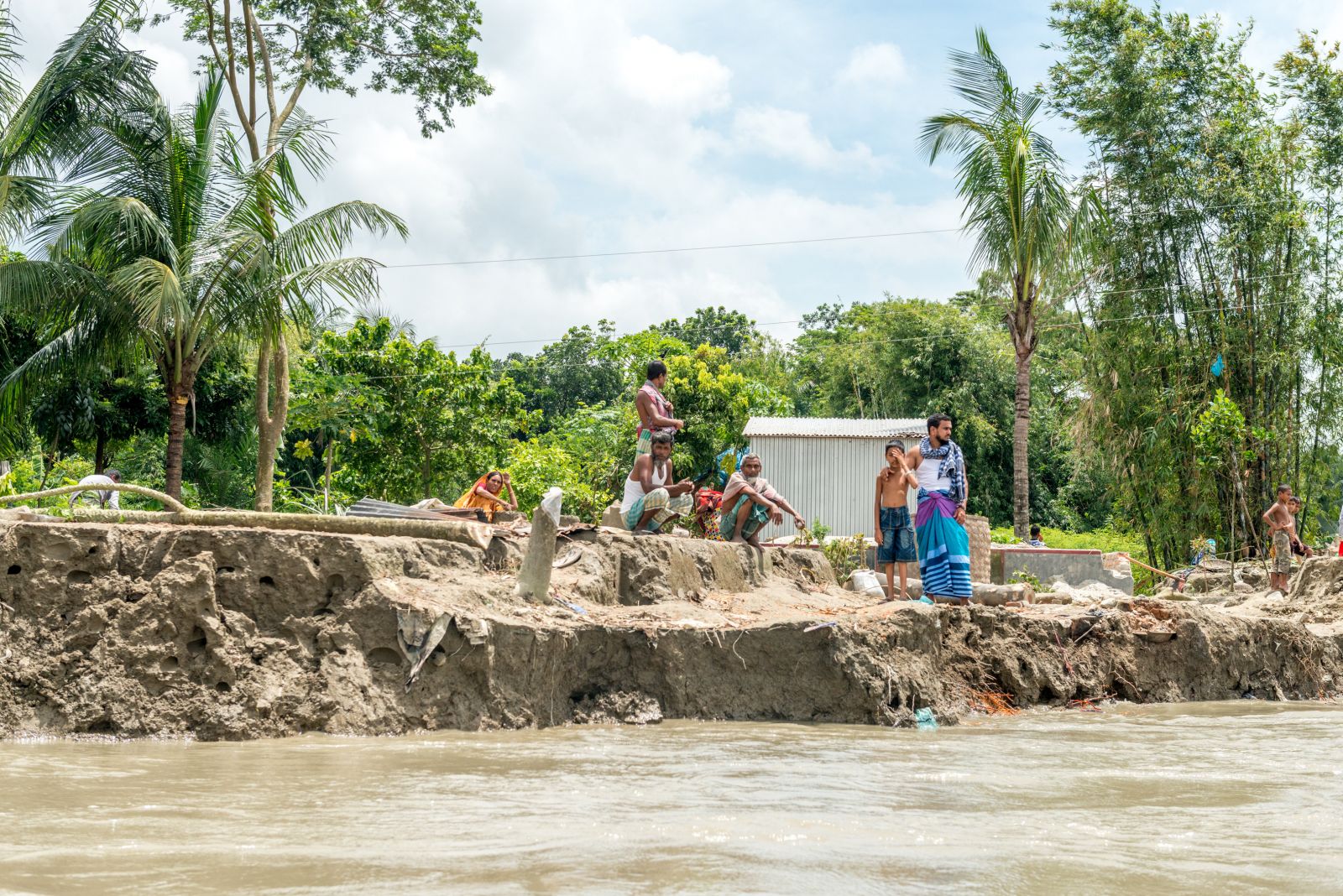 Bangladesben házak süllyednek el a vízszint emelkedése és a viharok miatt