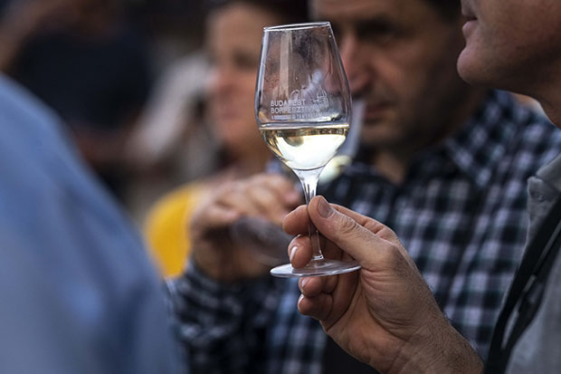 budapest borfesztivál borkóstoló fehér bor pohár