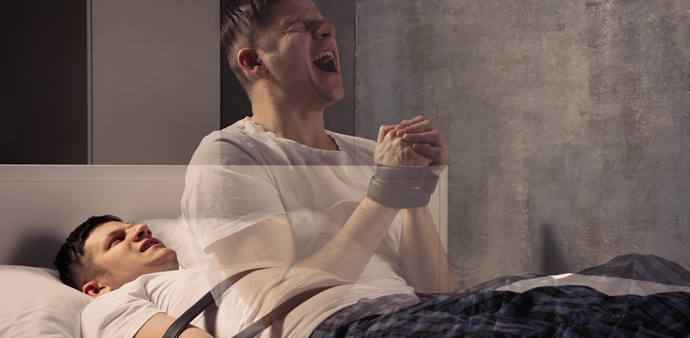 Az alvásparalízis az ébredést követő bénulás érzésével jár, de akár furcsa hangok is kísérhetik