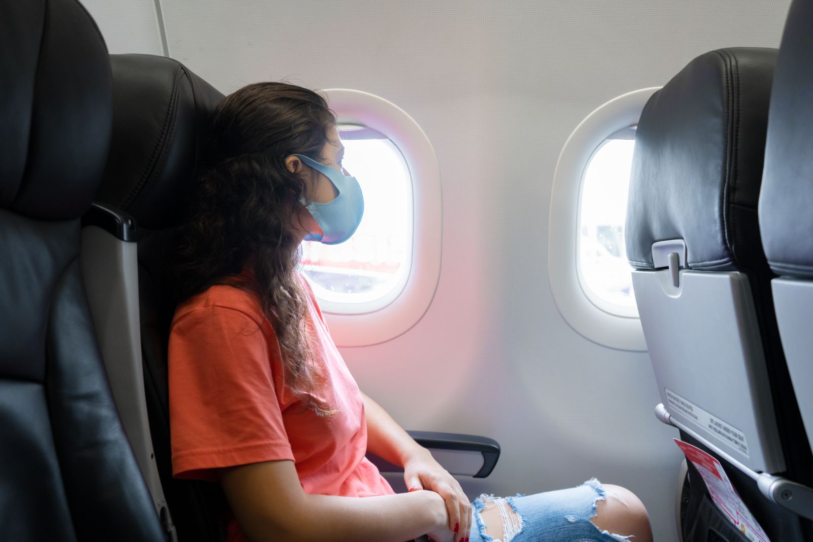 A repülőgépen minden utasnak kötelessége betartani a biztonsági előírásokat