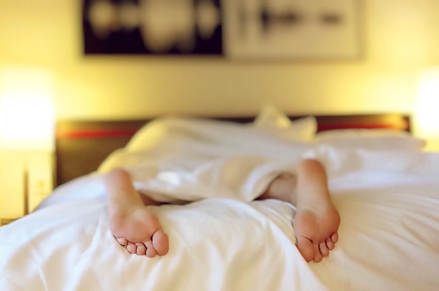 alvás ágy láb lábfejek talpak hotelszoba 