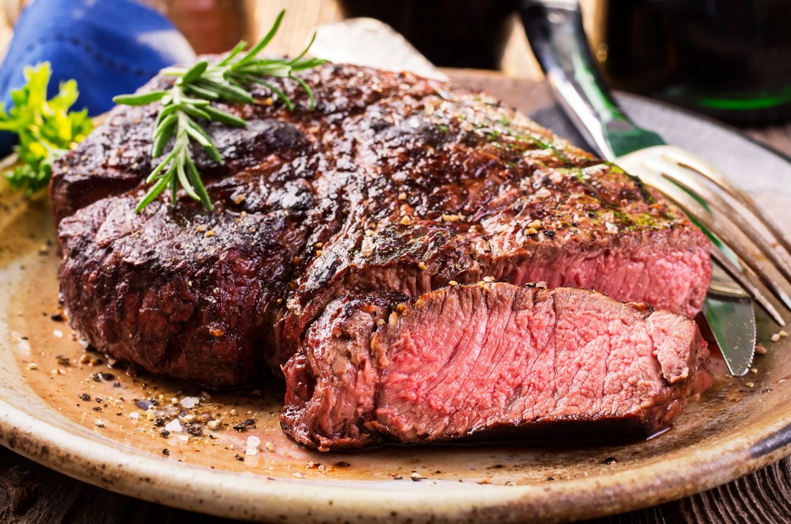 Bár egyre többen váltanak vegán életmódra, a túlzott húsfogyasztás még ma is jellemző