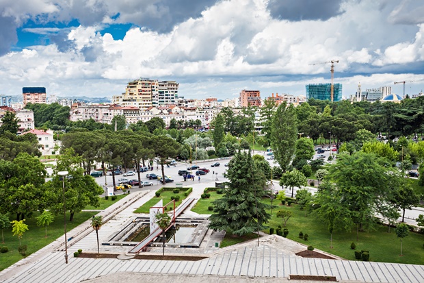 Tirana látképe