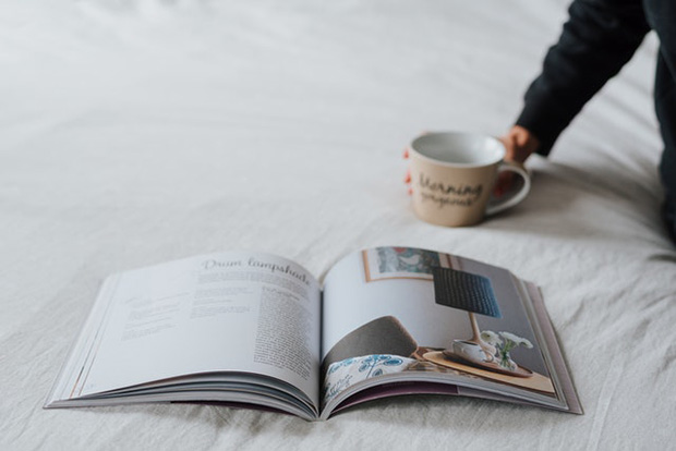 lakberendezési magazinok kávé olvasgatás inspirálódás