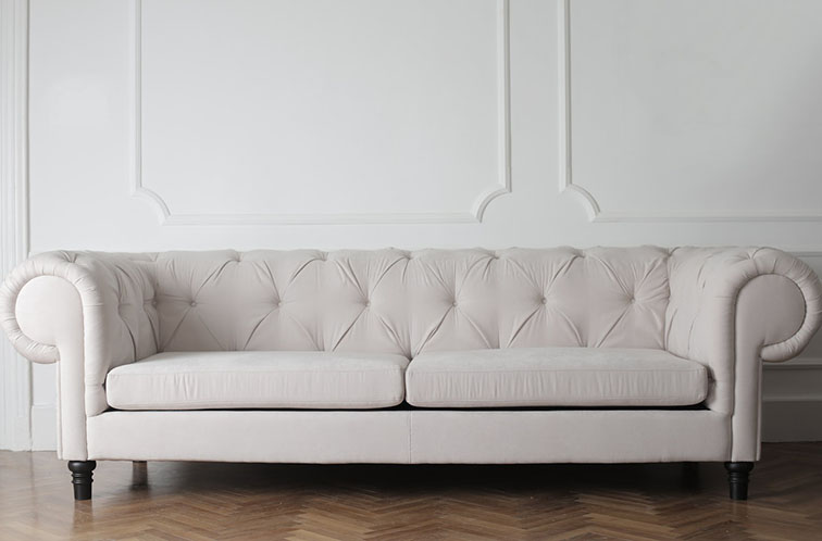 angol stílusú fehér tekercskaros kanapé