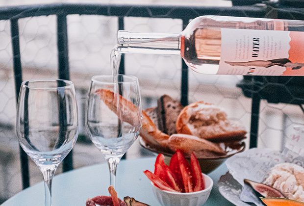 vintage nyári borozás teraszon rozé fröccs