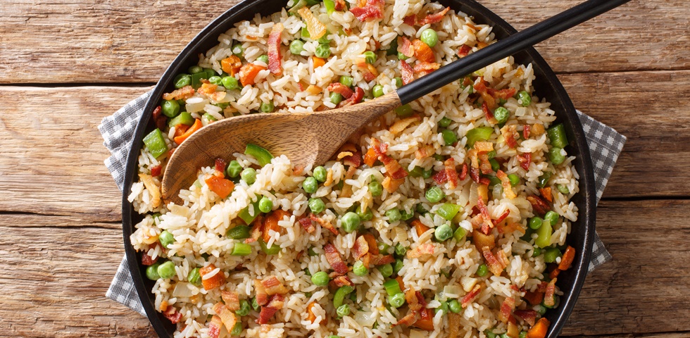 A zöldséges pirított rizs nem csak az ázsiai konyhában állja meg a helyét - baconnel isteni