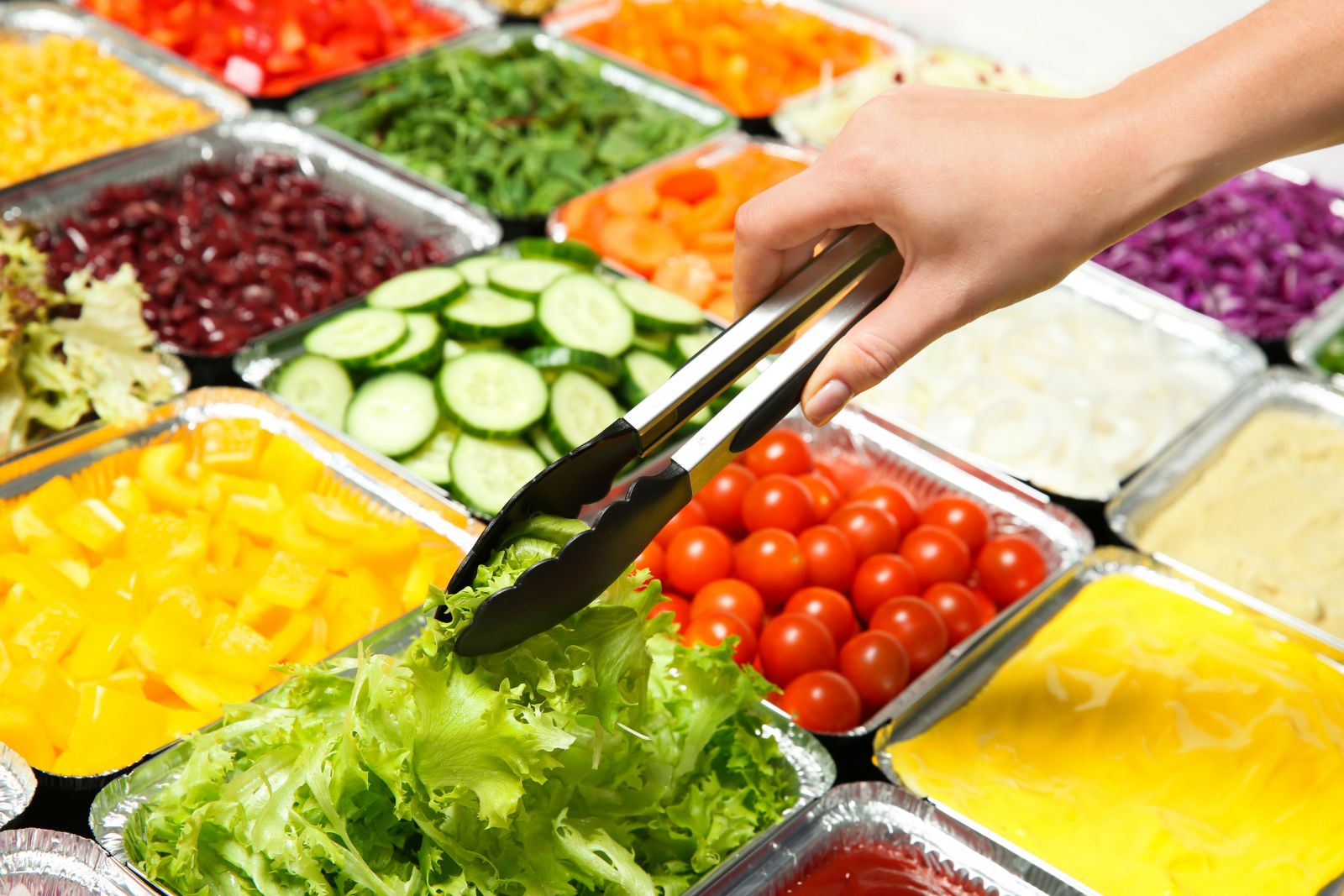 A legtöbb helyen senki nem felügyeli, hogy ki és hogyan nyúl a nyers zöldségekhez a salátabárban