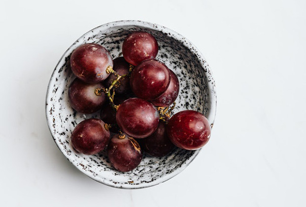 kékszőlő szőlő tálban lekvárnak