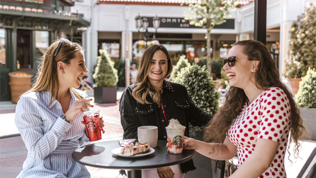 Parndorfi Designer Outlet Starbucks