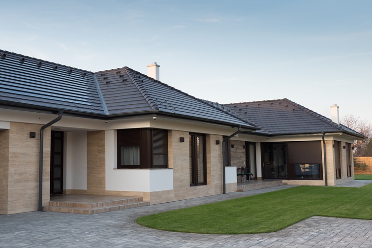 napelemes tetőcserép fekete tető 