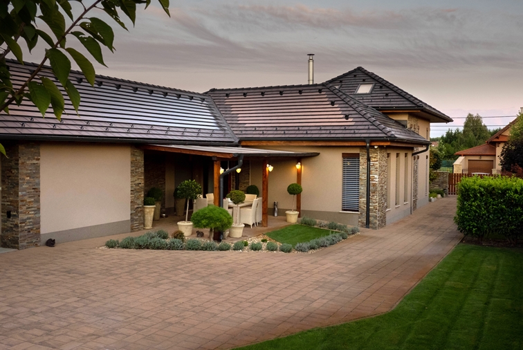 napelemes fekete tetőcserép nagy házra