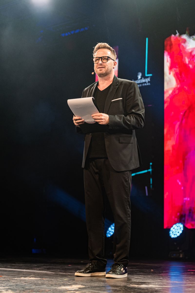 Győri Szabolcs volt az esemény egyik főszervezője győri szabolcs szemüveg papír