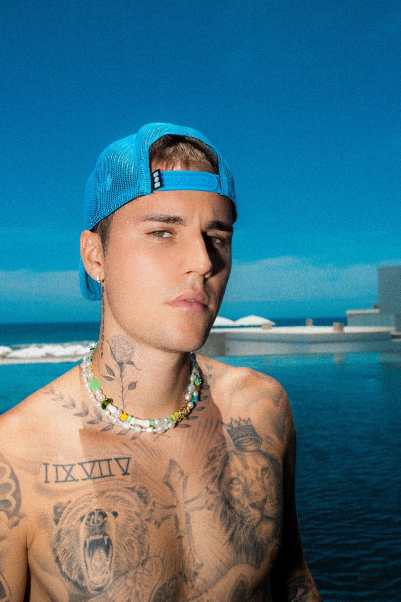 justin bieber kék sapka tetoválás