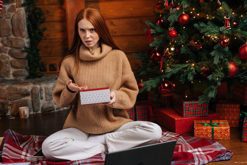 karácsonyi ajándék csalódás fiatal nő karácsonyfa ünnep doboz kibontás