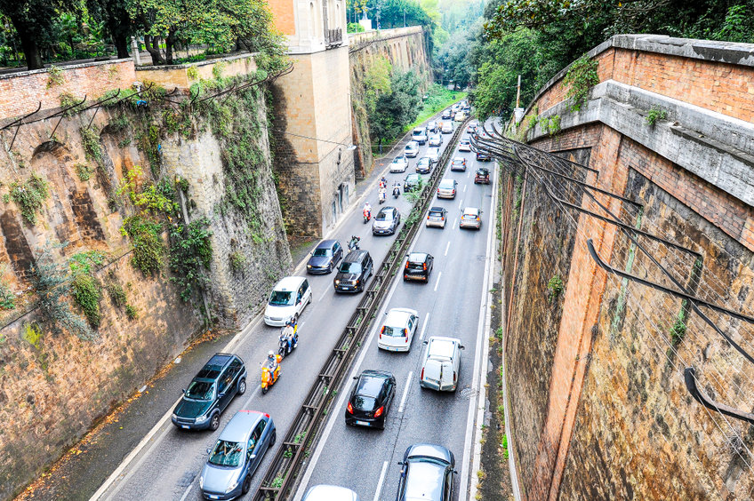Autók Olaszország dugó autópálya sok kocsi