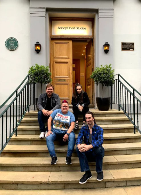 Dirty Slippers zenekar az Abbey Road Studios lépcsőjén