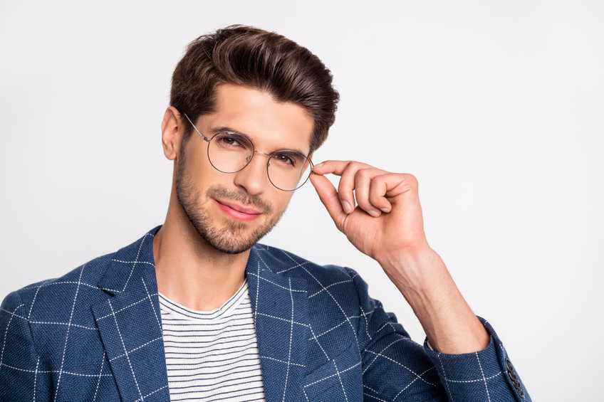 Barna szemű srác szemüvegben mosolyog a kamerának