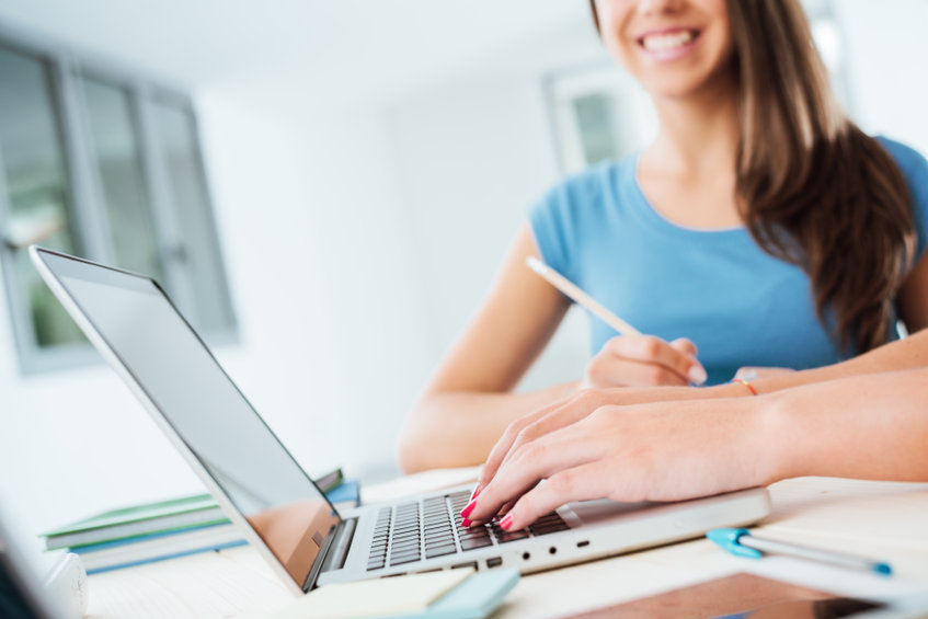 Lányok nézik a laptopot billentyűkombinációkat tanulnak