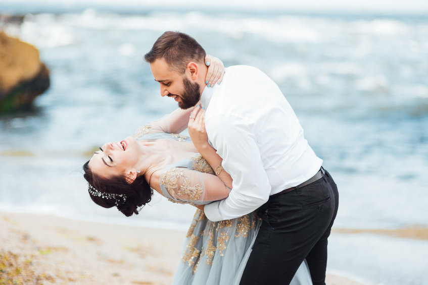 Boldog pár a tengerparton házasság lánykérés