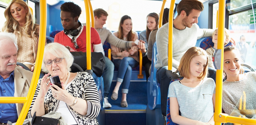 Generációk találkozása a buszon