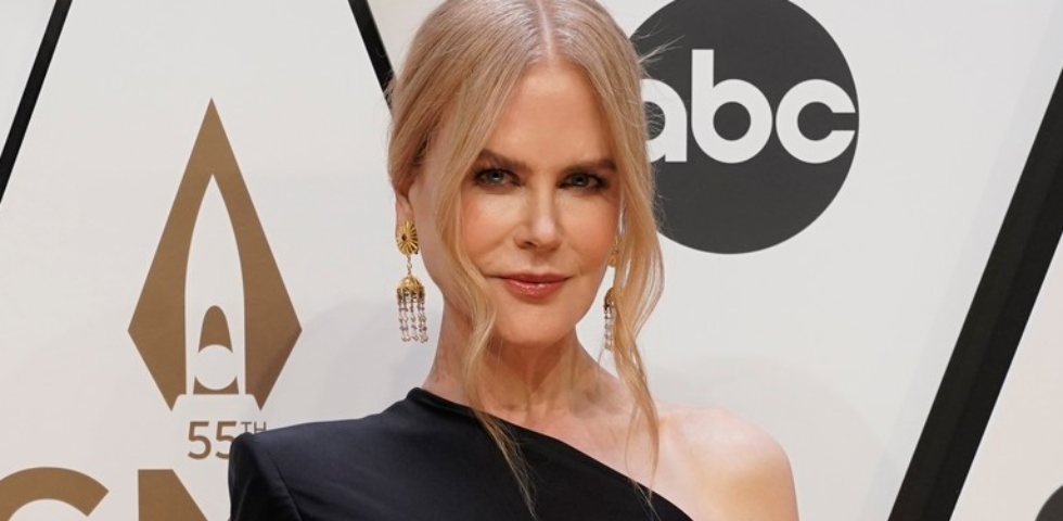 Nicole Kidman vörös szőnyeg villantás hasvillantás