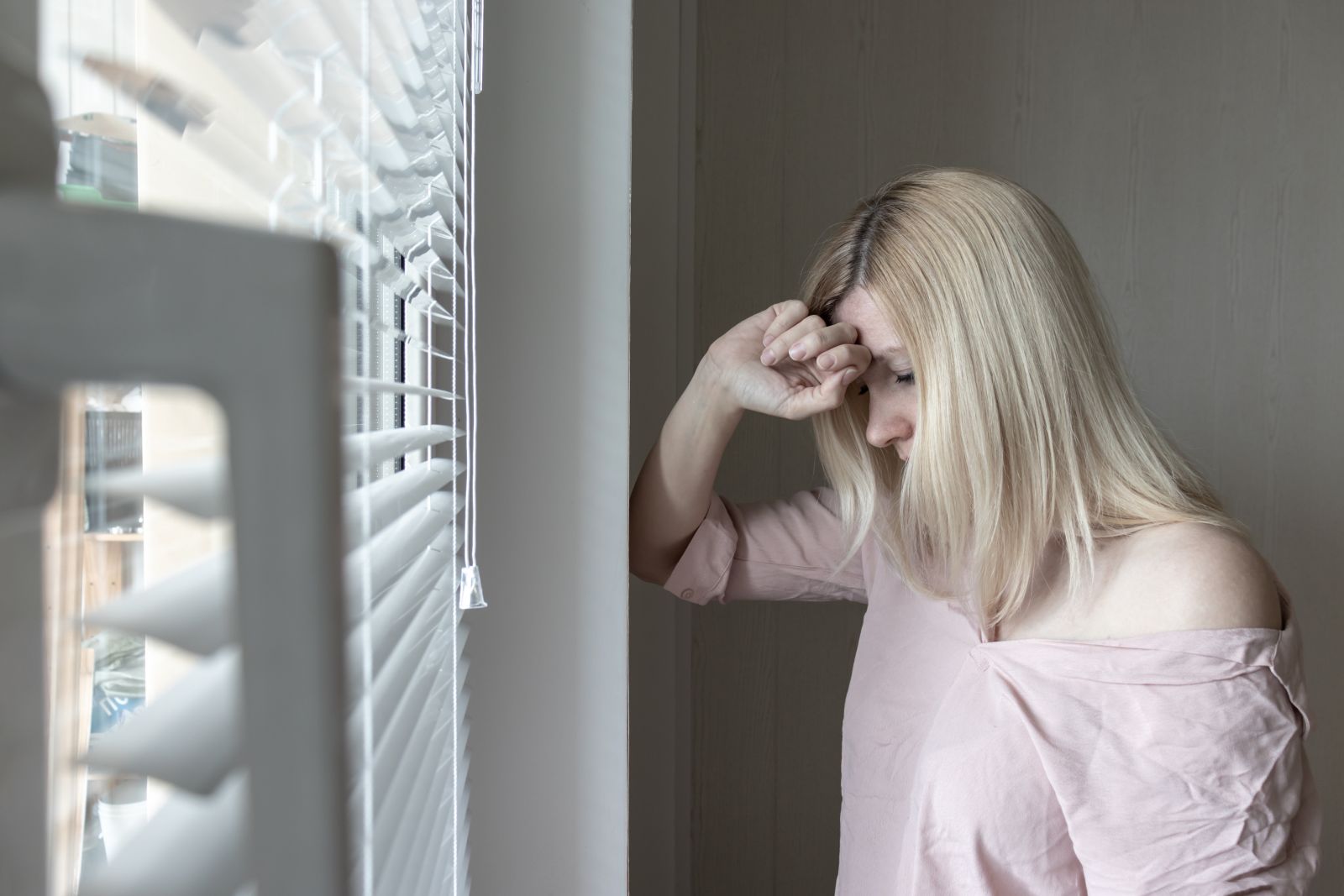 Fiatal nő egyedül mentális zavar depresszió