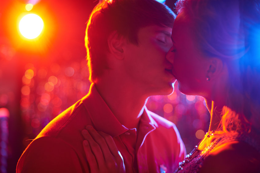 Fiatal pár csókolózik a klubban éjszaka