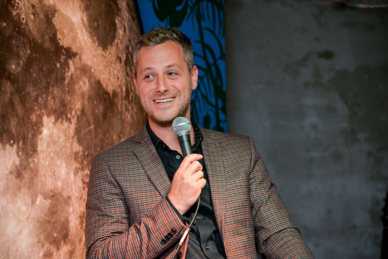 férfi forró bence mikrofon kockás öltöny