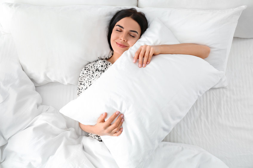 friss párna paplan ágynemű ágy nő mosoly fehér