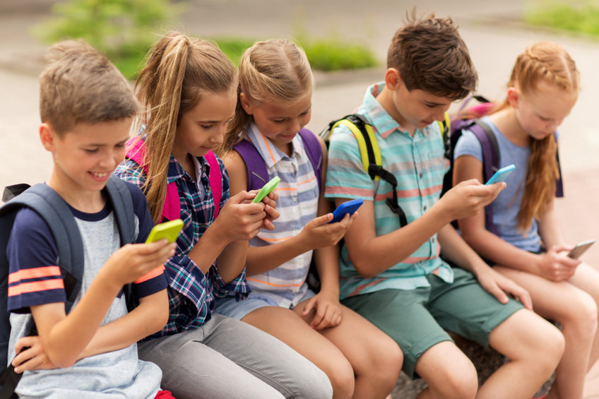 Gyerekek telefon függőség okostelefon