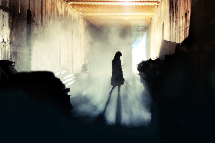 kísértet sötét helység gyár épület szellem árnyék nő füst köd