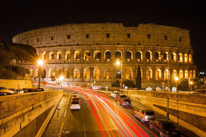 Róma éjjel autók autóút közlekedés éjszakai fények