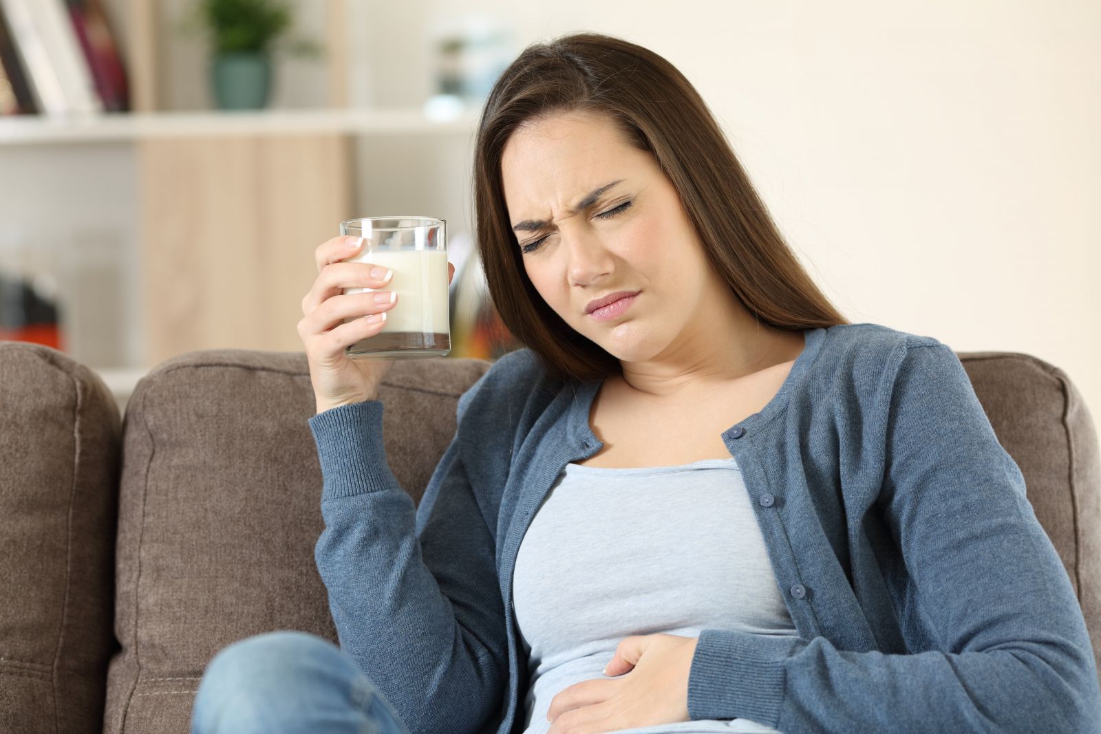 Fiatal nő lány pohár tej laktóz érzékenység intolerancia allergia