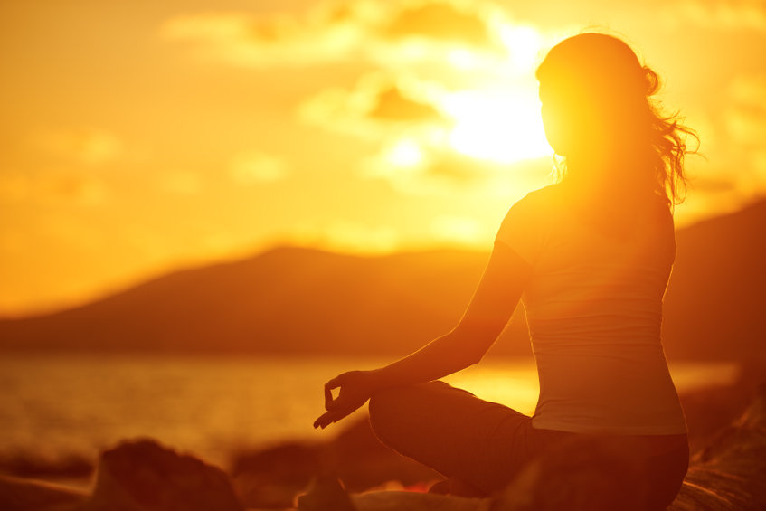Meditáció naplemente tengerpart zen