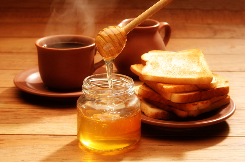 Méz és kávé a reggeliző asztalon