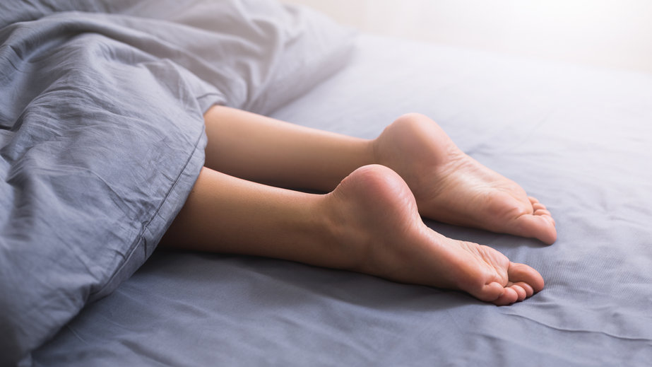 Ágy lábak női láb takaró alvás