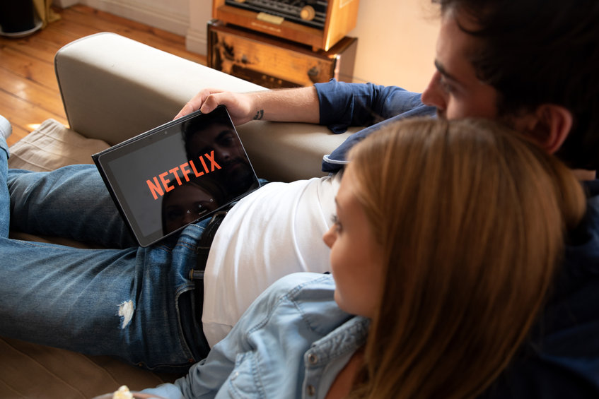 film netflix tablet fiatal pár sorozat nézés kanapé otthon