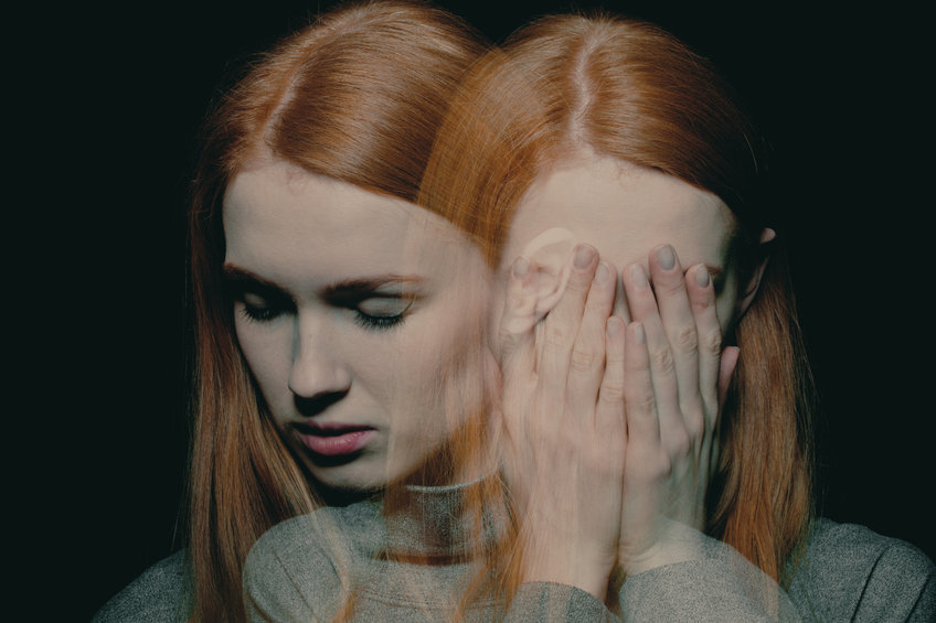 Fiatal vörös hajú nő egyedül szomorú depressziós