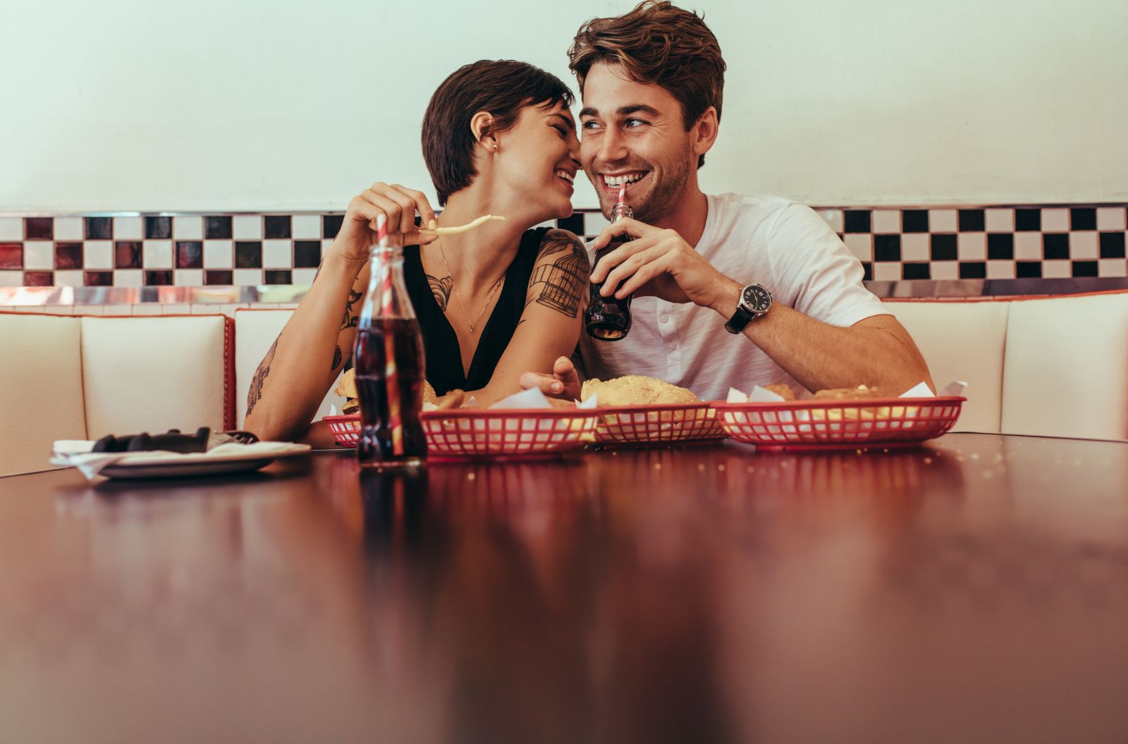 párkapcsolat fiatal pár ül az étteremben szerelem