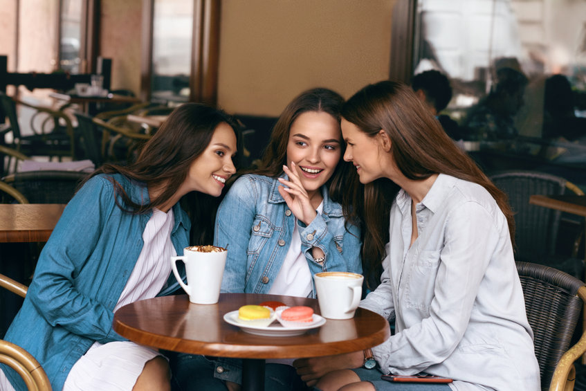 fiatal lányok nők pletykálnak beszélgetnek nevetnek kávézó barátnők