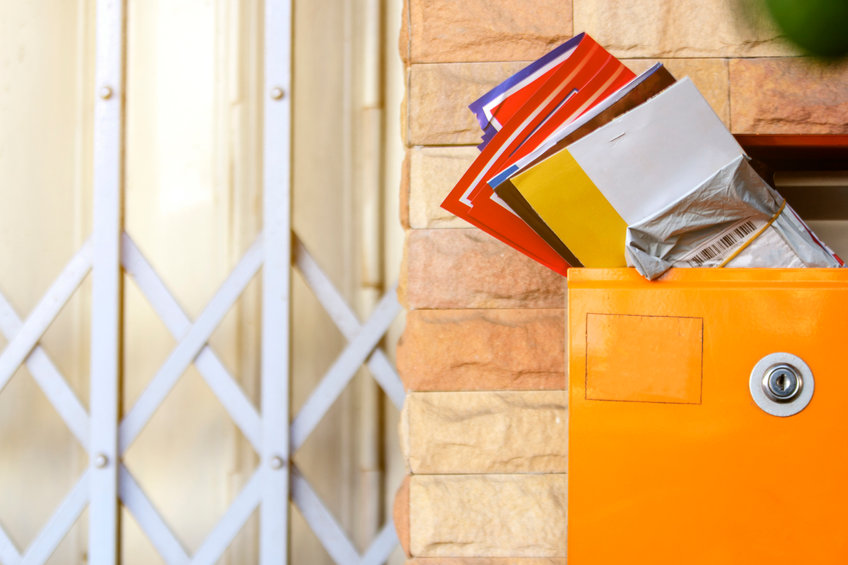 Teletömött postaláda levelekkel újság papír posta 