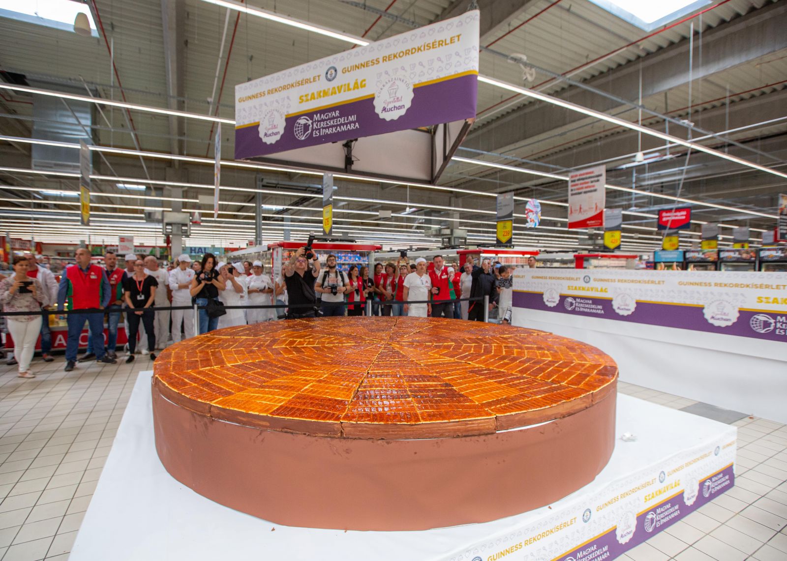 dobos torta rekord mennyiség nagyság gigantikus sütemény cukrászat