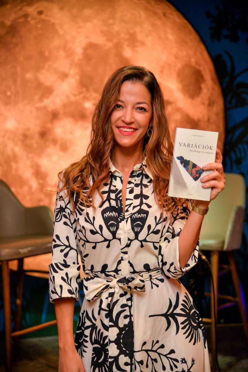 Szabados Ágnesnek mindig az olvasás volt a hobbija, mára azonban a hivatása lett /Fotó: Szabó Lilla szabados ágnes nő könyv