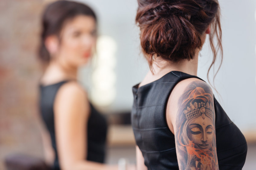 tetoválás fiatal nő tükör kar rajz