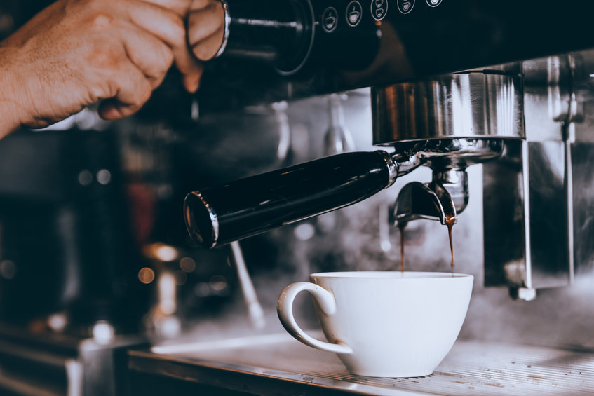 Újhullámos kávéházban készül a friss espresso