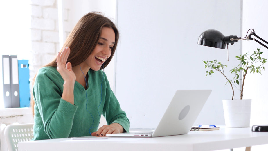 Fiatal nő videó kamera video chat online laptop asztal