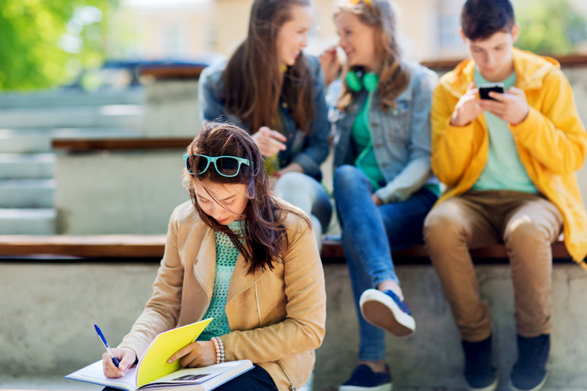 Iskolás gyerekek kibeszélik a lányt a háta mögött zaklatják